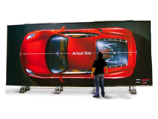 Muro publicitario para exterior EXG con gráfica de automóvil, persona de referencia y bases completas